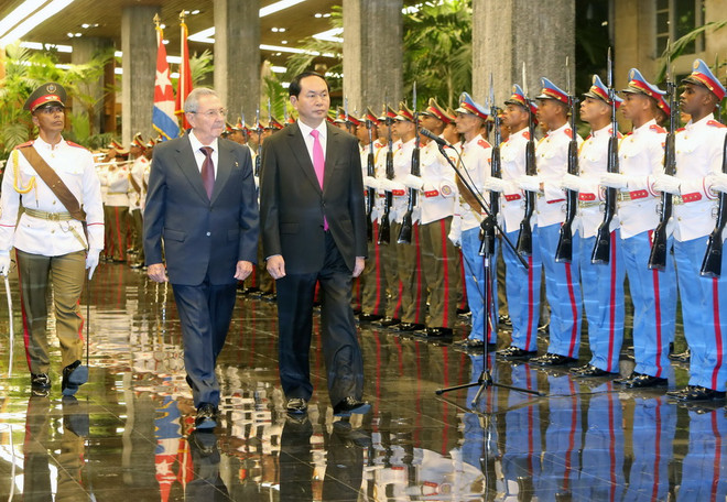 Chủ tịch nước Trần Đại Quang và Chủ tịch Raul Castro duyệt đội danh dự. (Ảnh: Nhan Sáng/TTXVN) Chủ tịch Cuba Raul Castro hội đàm với Chủ tịch nước Trần Đại Quang ảnh 1