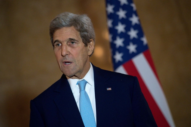 Ngoại trưởng Mỹ John Kerry trong một cuộc họp báo ở London, Anh ngày 16/10. (Nguồn: AFP/TTXVN) Ngoại trưởng Mỹ tin tưởng cam kết khí hậu không thể bị đảo ngược ảnh 1