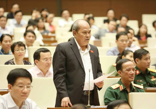 Đại biểu Quốc hội tỉnh Quảng Nam Ngô Văn Minh chất vấn thành viên Chính phủ. (Ảnh: Phương Hoa/TTXVN) Đại biểu Quốc hội truy vấn trách nhiệm vụ Trịnh Xuân Thanh ảnh 1