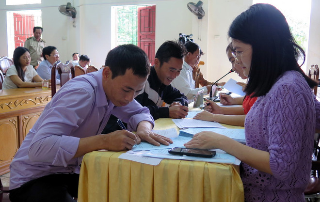 Ngư dân miền Trung nhận tiền hỗ trợ sau sự cố môi trường. (Ảnh: Công Tường/TTXVN) Bộ Y tế sẽ công bố kết quả hải sản biển miền Trung vào tháng 12 ảnh 1