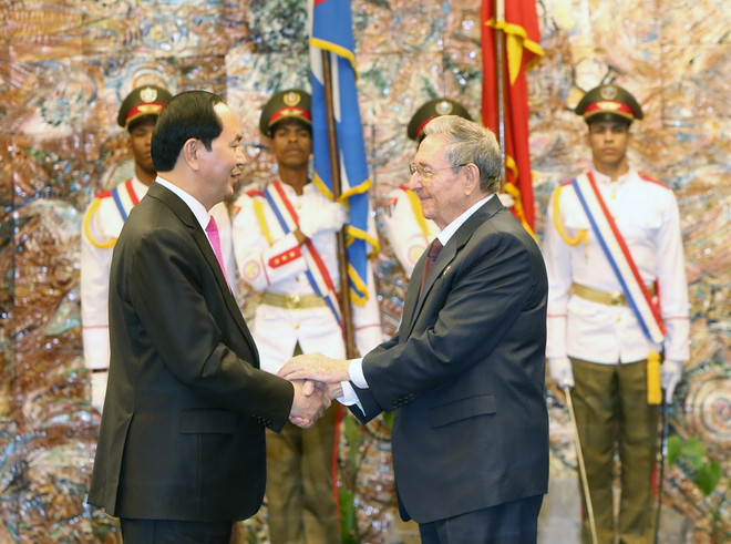Chủ tịch Raul Castro đón Chủ tịch nước Trần Đại Quang. (Ảnh: Nhan Sáng/TTXVN) Chủ tịch Cuba Raul Castro hội đàm với Chủ tịch nước Trần Đại Quang ảnh 2