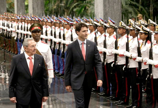Chủ tịch Cuba Raul Castro (trái) và Thủ tướng Canada Justin Trudeau (phải) duyệt đội danh dự tại lễ đón ở La Habana ngày 15/11. (Nguồn: AP/TTXVN) Thủ tướng Canada Trudeau khẳng định quan hệ gần gũi với Cuba ảnh 1