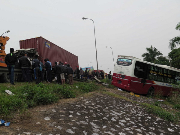 Xe khách tông xe đầu kéo làm nhiều người bị thương nặng ảnh 1