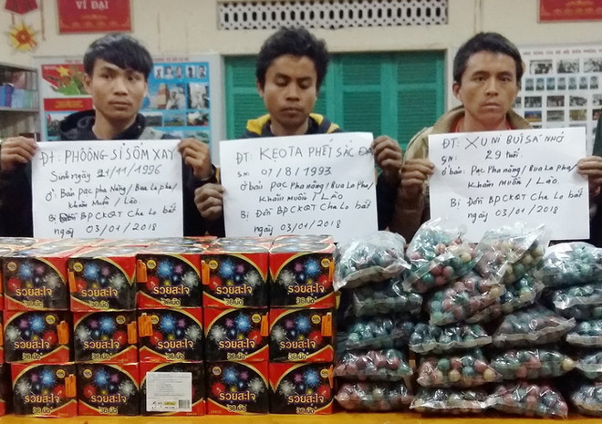 Bắt giữ 3 đối tượng người Lào vận chuyển pháo qua biên giới ảnh 1