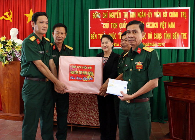 Chủ tịch Quốc hội thăm và chúc Tết người nghèo tại tỉnh Bến Tre ảnh 1