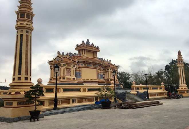 Huế lấy ý kiến trùng tu bia Quốc học sau khi bị chê quét vôi vàng rực ảnh 1