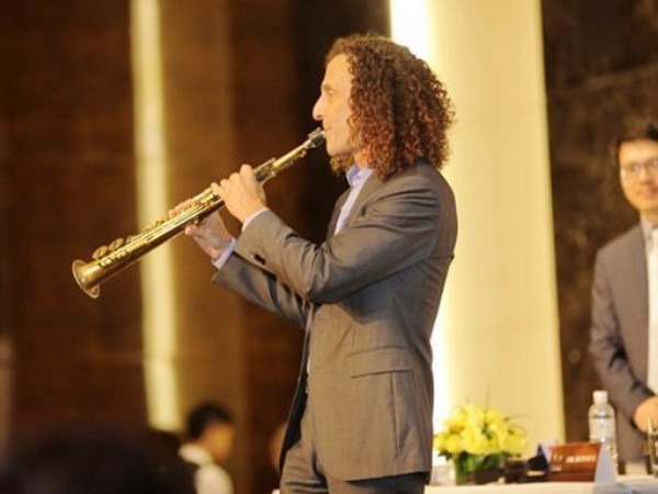 [Video] Nghệ sĩ kèn Kenny G mở màn buổi biểu diễn ngay trên khán đài ảnh 1