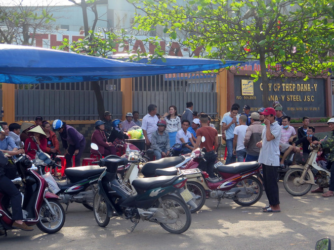 Đà Nẵng: Người dân tụ tập yêu cầu di dời nhà máy thép gây ô nhiễm ảnh 1