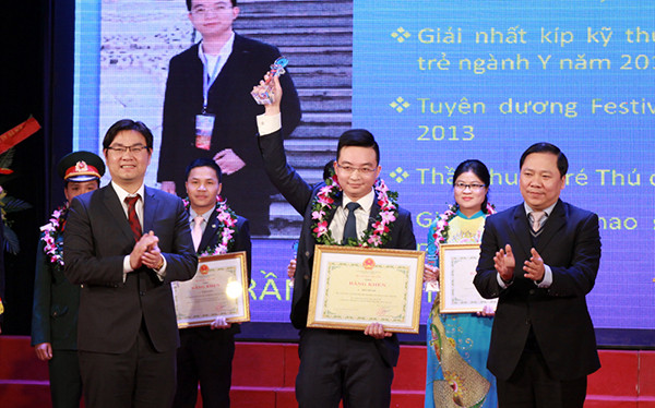 Trao Giải thưởng Đặng Thùy Trâm cho 10 thầy thuốc trẻ tiêu biểu ảnh 1