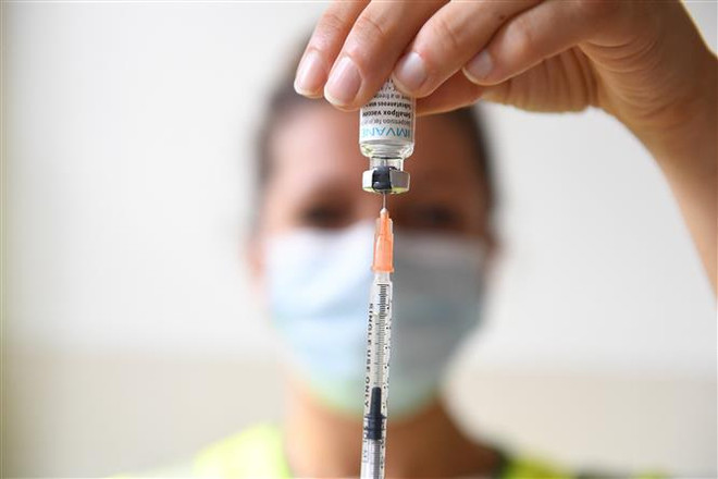 Ảnh minh họa. (Ảnh: AFP/TTXVN) Vaccine cải tiến có thể ngừa các dòng phụ mới nhất của Omicron ảnh 1