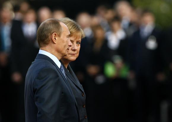 Tổng thống Nga Putin và Thủ tướng Đức Merkel trong cuộc gặp tháng 10/2007. (Nguồn: Reuters) Đức: Không có lý do để EU nới lỏng biện pháp trừng phạt Nga ảnh 1