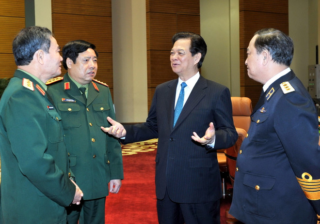 Thủ tướng Nguyễn Tấn Dũng với các vị lãnh đạo Bộ Quốc phòng. (Ảnh: Trọng Đức/TTXVN) Thủ tướng Nguyễn Tấn Dũng chỉ đạo nhiệm vụ quân sự, quốc phòng ảnh 1