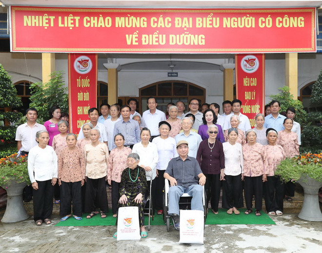 Tổng Bí thư Nguyễn Phú Trọng thăm, tặng quà người có công ở Hà Nội ảnh 1