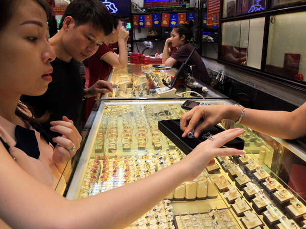 Giá vàng trong nước giảm nhẹ tại phiên giao dịch cuối tuần ảnh 1