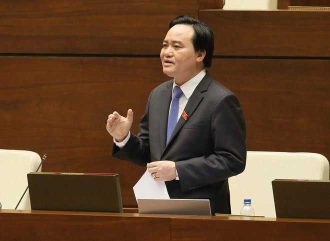 Bộ trưởng Bộ Giáo dục và Đào tạo Phùng Xuân Nhạ trả lời chất vấn của đại biểu Quốc hội sáng 16/11. (Ảnh: Doãn Tấn/TTXVN) Bộ trưởng Giáo dục: Thi trắc nghiệm là phương án phù hợp nhất hiện nay ảnh 1