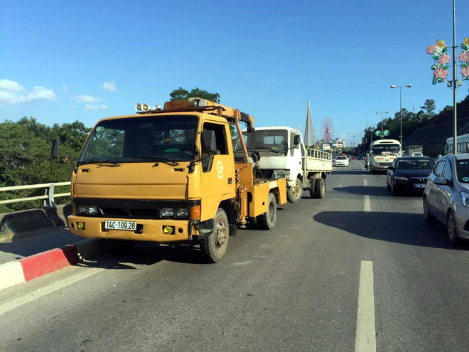 Hiện trường vụ tai nạn. (Ảnh: Nguyễn Hoàng/Vietnam+) Xe đầu kéo va chạm xe môtô trên cầu Bãi Cháy, 1 người tử vong ảnh 1