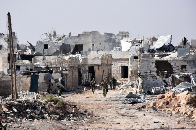 Binh sỹ quân đội Syria tuần tra sau khi giành lại quyền kiểm soát làng Minyan, phía tây Aleppo ngày 12/11. (Nguồn: AFP/TTXVN) Không kích tiếp diễn tại các vùng phiến quân kiểm soát ở Aleppo ảnh 1