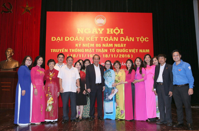 Phó Thủ tướng Thường trực Chính phủ Trương Hòa Bình và các đại biểu dự Ngày hội đại đoàn kết toàn dân tộc của khu dân cư của phường Trần Hưng Đạo. (Ảnh: Doãn Tấn/TTXVN) Phó Thủ tướng Thường trực Trương Hòa Bình dự ngày hội đại đoàn kết ảnh 1