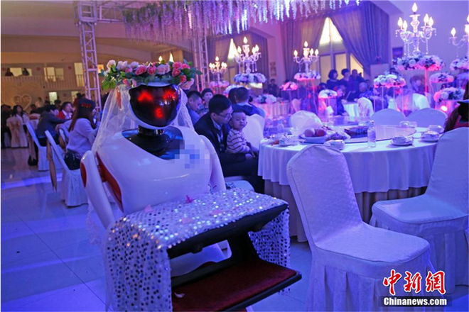 [Photo] Người máy làm phù dâu tại một đám cưới ở Trung Quốc ảnh 2