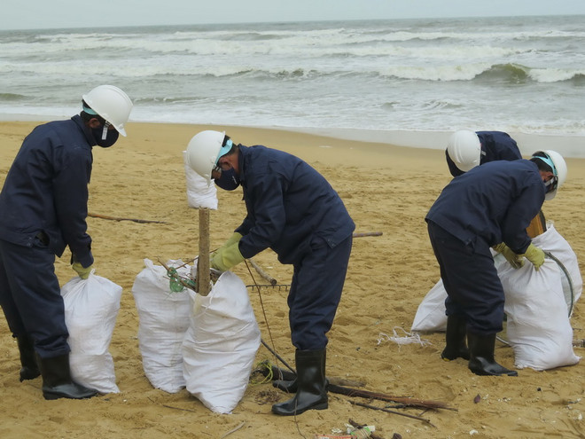 Quảng Nam đề nghị xác định nguyên nhân dầu vón cục trên bãi biển ảnh 1