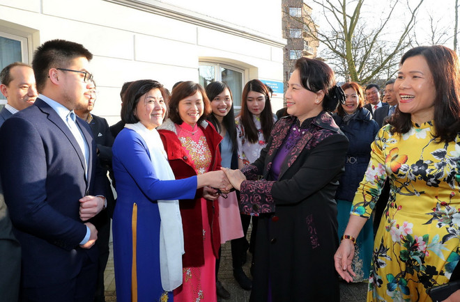 Chủ tịch Quốc hội gặp gỡ cộng đồng người Việt Nam tại Hà Lan ảnh 1