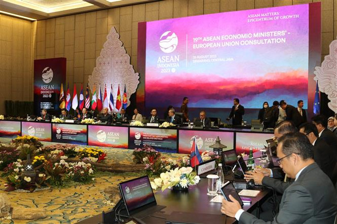 Các đại biểu tham dự Hội nghị Tham vấn AEM-EU lần thứ 19. (Ảnh: Hữu Chiến/TTXVN) ASEAN-EU tận dụng "động lực tích cực" để thúc đẩy thương mại, đầu tư ảnh 1