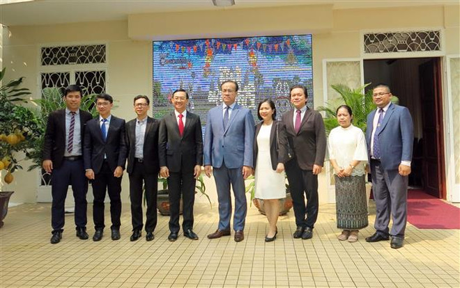 Các đại biểu chụp ảnh lưu niệm. (Ảnh: Xuân Khu/TTXVN) Lãnh đạo TP.HCM chúc Tết cổ truyền Chôl Chnăm Thmây của người Khmer ảnh 3