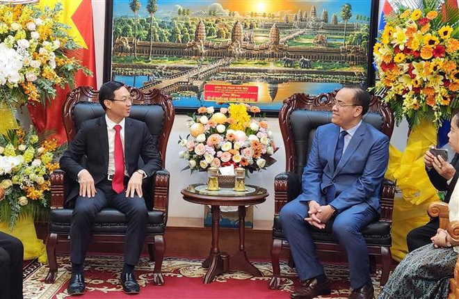 Ông Trần Phước Anh (trái) chúc mừng ông Chan Sorykan, Tổng lãnh sự Vương quốc Campuchia tại Thành phố Hồ Chí Minh, nhân dịp Tết cổ truyền Chôl Chnăm Thmây. (Ảnh: Xuân Khu/TTXVN) Lãnh đạo TP.HCM chúc Tết cổ truyền Chôl Chnăm Thmây của người Khmer ảnh 2