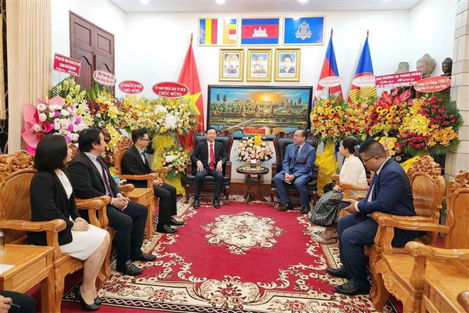 Đoàn đại biểu Thành phố Hồ Chí Minh thăm và chúc mừng Tổng lãnh sự quán Campuchia tại Thành phố Hồ Chi Minh nhân dịp Tết Chôl Chnăm Thmây của dân tộc Khmer. (Ảnh: Xuân Khu/TTXVN) Lãnh đạo TP.HCM chúc Tết cổ truyền Chôl Chnăm Thmây của người Khmer ảnh 1