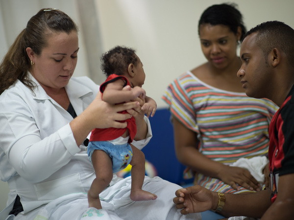 Chăm sóc em nhỏ 2 tháng tuổi mắc chứng đầu nhỏ do virus Zika tại Salvador, Brazil. (Nguồn: AFP/TTXVN) Virus Zika có thể sinh sôi trong não của các thai nhi và nhau thai ảnh 1