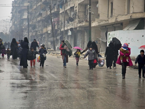 Người dân Syria sơ tán khỏi các khu vực do quân nổi dậy kiểm soát để đến các khu vực đã được quân Chính phủ giải phóng ở Aleppo ngày 13/12. (Nguồn: AFP/TTXVN) Nga và Thổ Nhĩ Kỳ nhất trí ủng hộ chấm dứt bạo lực tại Aleppo ảnh 1