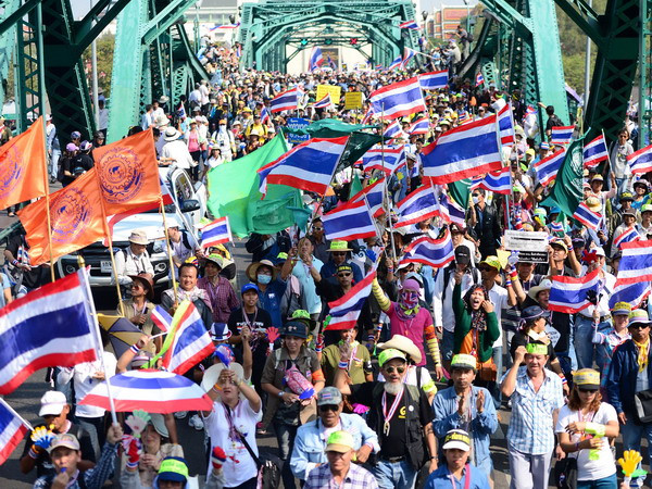 Người biểu tình đổ ra các giao lộ trọng yếu tại Bangkok. (Nguồn: THX/TTXVN) 7 giao lộ trọng yếu tại Bangkok bị biểu tình phong tỏa ảnh 1