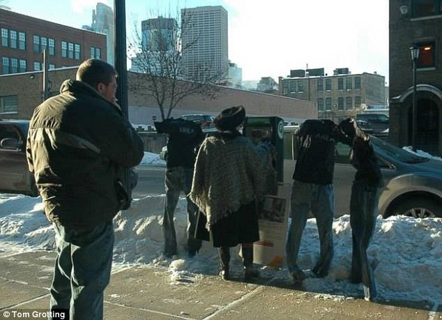 [Photo] Những chiếc quần jeans bị "phù phép" dựng đứng ngoài đường ảnh 3