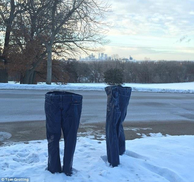 [Photo] Những chiếc quần jeans bị "phù phép" dựng đứng ngoài đường ảnh 2