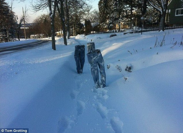 [Photo] Những chiếc quần jeans bị "phù phép" dựng đứng ngoài đường ảnh 1