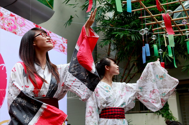 [Photo] Lễ hội chuông gió - nét văn hóa độc đáo Xứ hoa Anh đào ảnh 1
