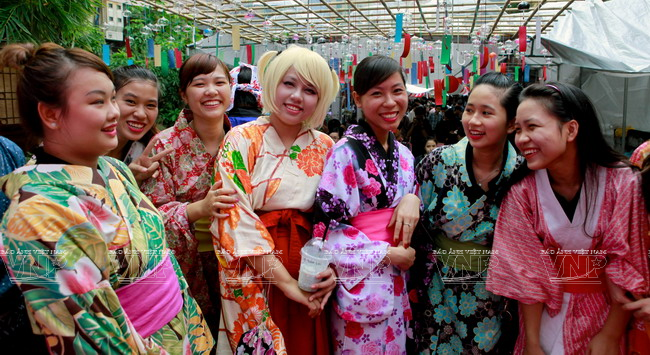 [Photo] Lễ hội chuông gió - nét văn hóa độc đáo Xứ hoa Anh đào ảnh 2