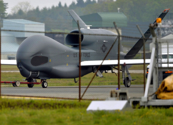 Máy bay do thám không người lái Global Hawk của Mỹ. (Nguồn: Kyodo/TTXVN) Pakistan yêu cầu Mỹ ngừng tấn công bằng máy bay không người lái ảnh 1