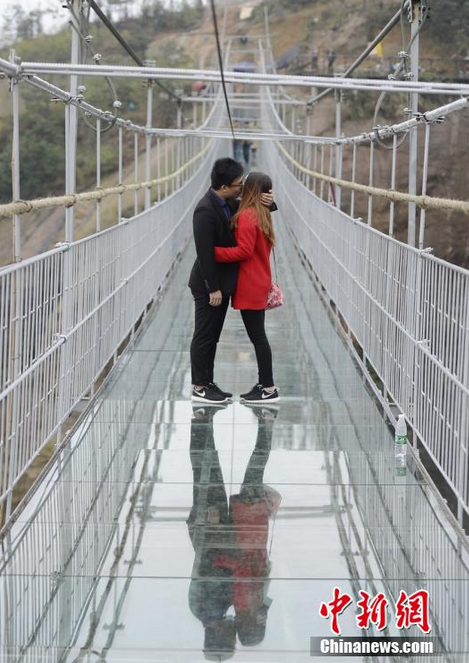 [Photo] Các cặp đôi chia tay đời độc thân trên cầu thủy tinh ảnh 2