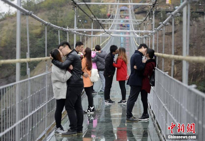 [Photo] Các cặp đôi chia tay đời độc thân trên cầu thủy tinh ảnh 1