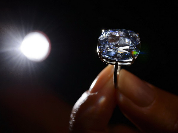 Chiêm ngưỡng viên kim cương xanh lam đắt giá nhất thế giới ảnh 1