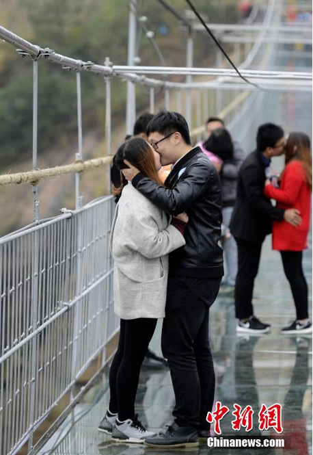 [Photo] Các cặp đôi chia tay đời độc thân trên cầu thủy tinh ảnh 3