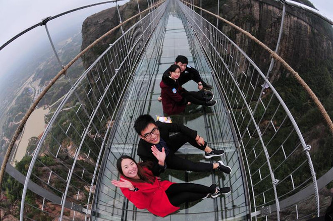 [Photo] Các cặp đôi chia tay đời độc thân trên cầu thủy tinh ảnh 4