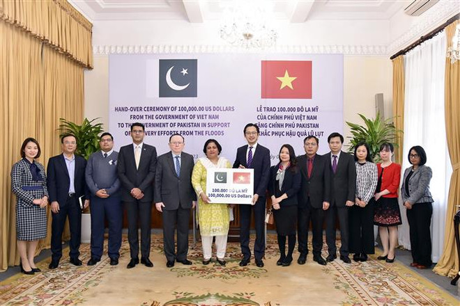 Trao tượng trưng 100.000 USD hỗ trợ Pakistan khắc phục hậu quả lũ lụt ảnh 2