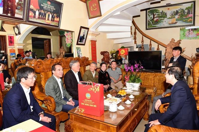 Ông Nguyễn Hòa Bình thăm và tặng quà Tết tại tỉnh Tuyên Quang ảnh 1