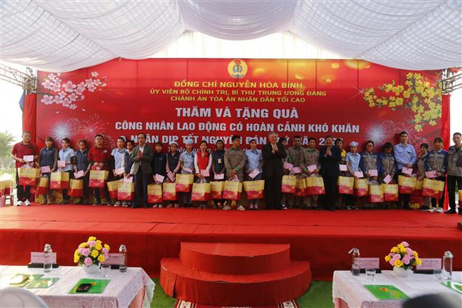 Ông Nguyễn Hòa Bình thăm và tặng quà Tết tại tỉnh Tuyên Quang ảnh 3