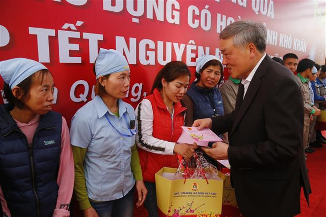 Ông Nguyễn Hòa Bình thăm và tặng quà Tết tại tỉnh Tuyên Quang ảnh 2