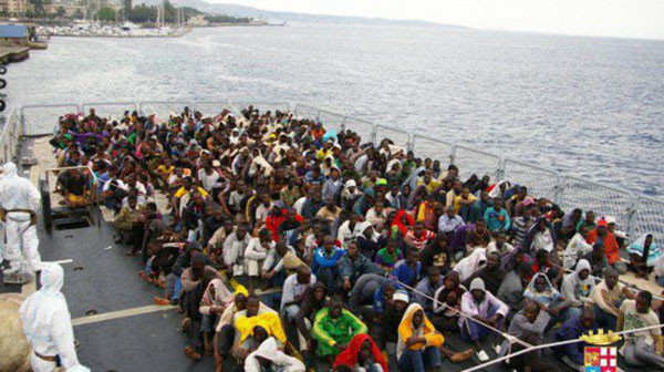 Cứu sống hơn 300 người nhập cư lênh đênh trên Địa Trung Hải ảnh 1