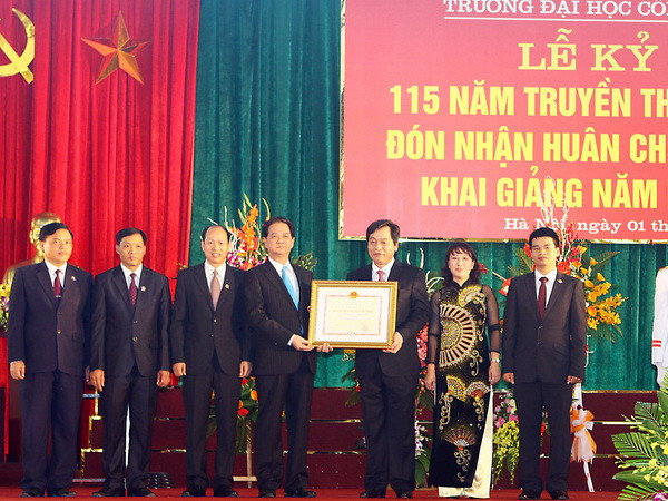 Thủ tướng trao huân chương cho ĐH Công nghiệp Hà Nội ảnh 1