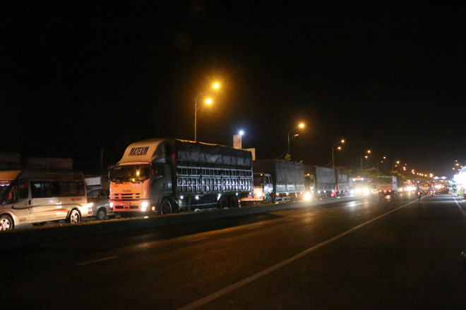 Tắc đường kéo dài từ thành phố Bến Tre đến cầu Rạch Miễu ảnh 2